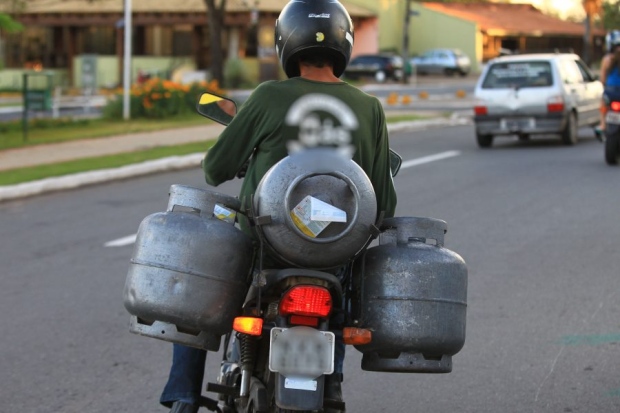 São Paulo aprova lei que proíbe transporte de gás de cozinha em motocicletas