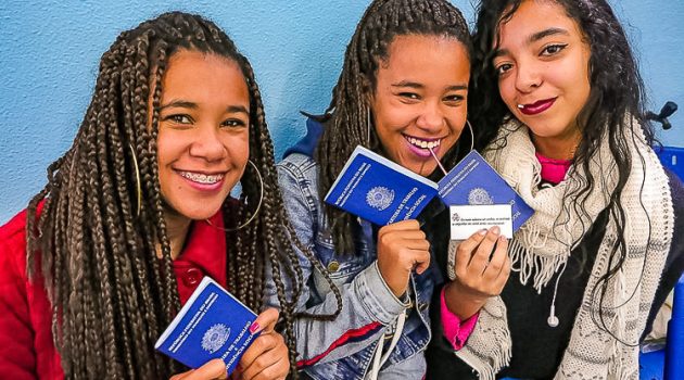 Desemprego entre jovens atinge o menor nível desde 2014, diz IBGE